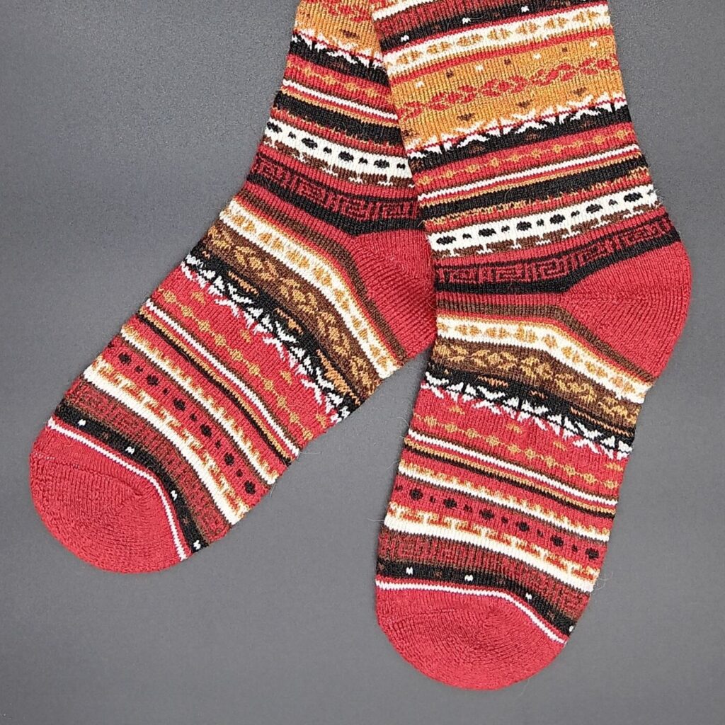 Handgestrickte Socken aus Alpakawolle mit buntem Streifenmuster