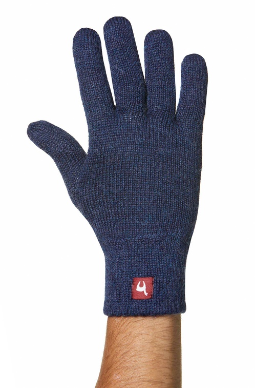 Hand in einem blau melierten Fingerhandschuh
