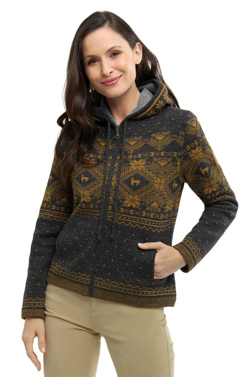 Frau in einer anthrazitfarbenen Strickjacke mit Kapuze und senfgelbem Muster