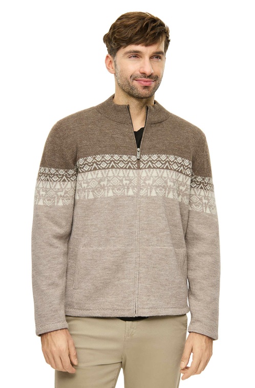 Mann in einer sandfarbenen Strickjacke mit hellem Musterband über der Brust